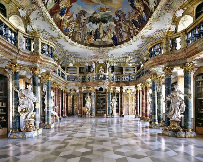 Библиотечный зал построен в 1737 - 1744 гг, к моменту открытия обладал собранием рукописей в 15 тысяч томов.